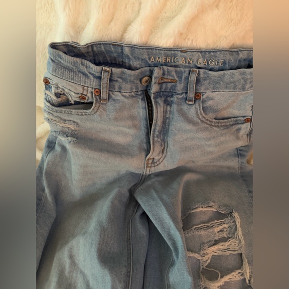 Size 2 Regular American Eagle Outfitters Ripped Light Blue Curvy Baggy Jeans - Picture 3 of 8